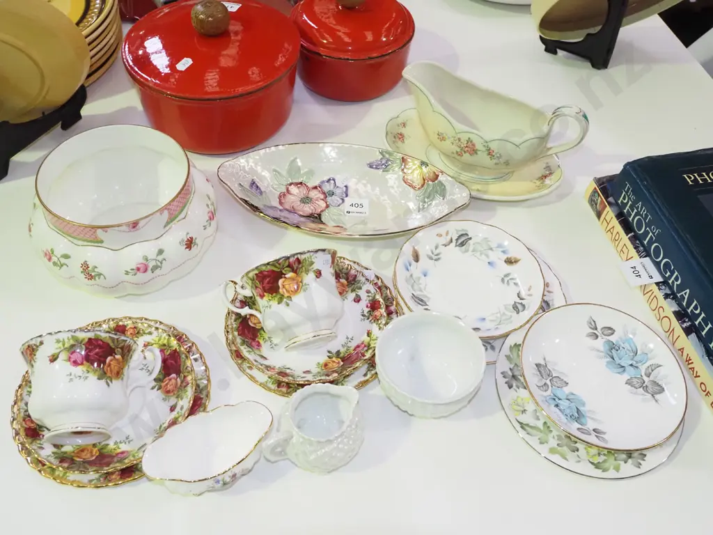 Old Country rose trios, gravy boat etc Image 1++