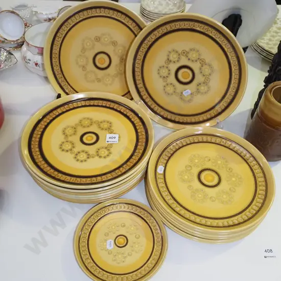 Honeycomb stoneware plates