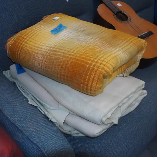 2x large white woollen blankets, checked blanket