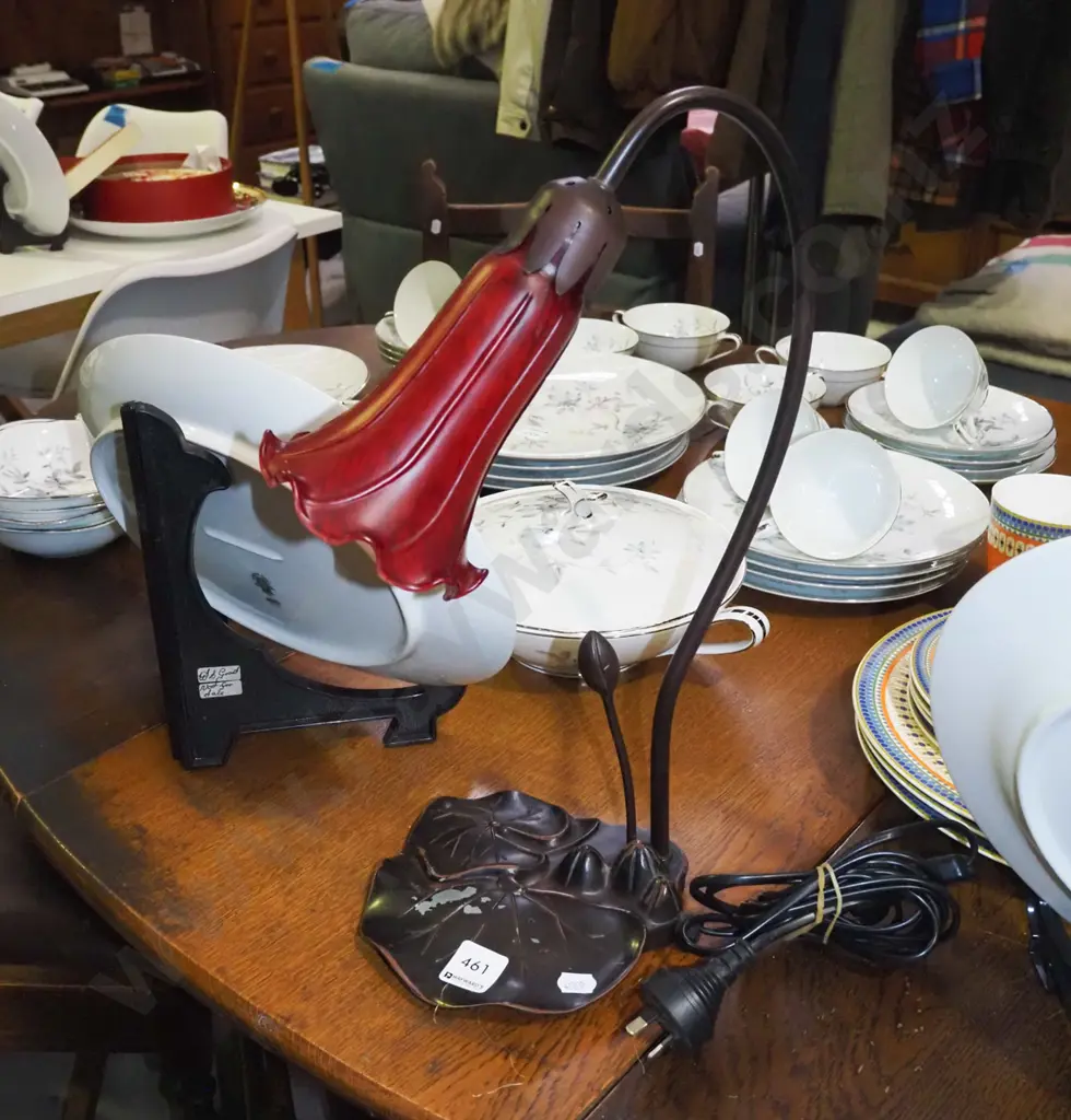 reproduction Tiffany style lily pad lamp - some wear to base Image 1++