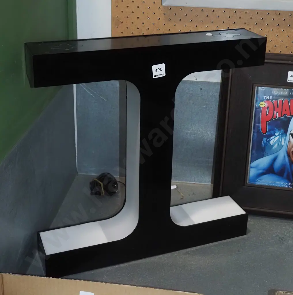 unusual illuminated "I" shape lamp Image 1++