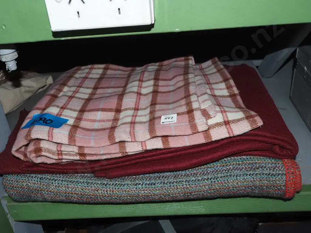 2x woollen and 1x acrylic blankets Image 1++
