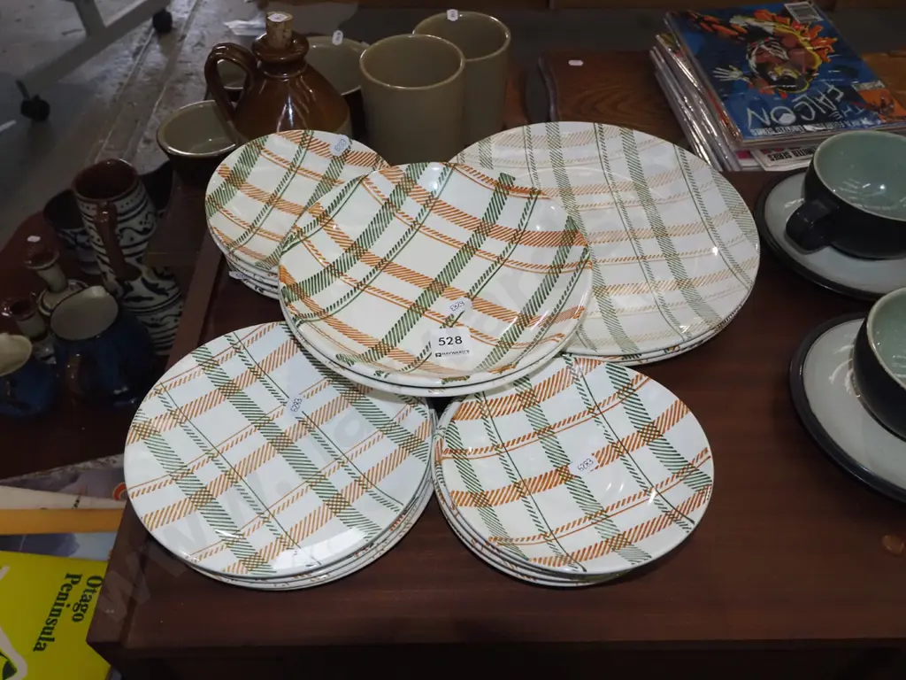 Roydon tam'o'shanter plates, bowls, saucers Image 1++