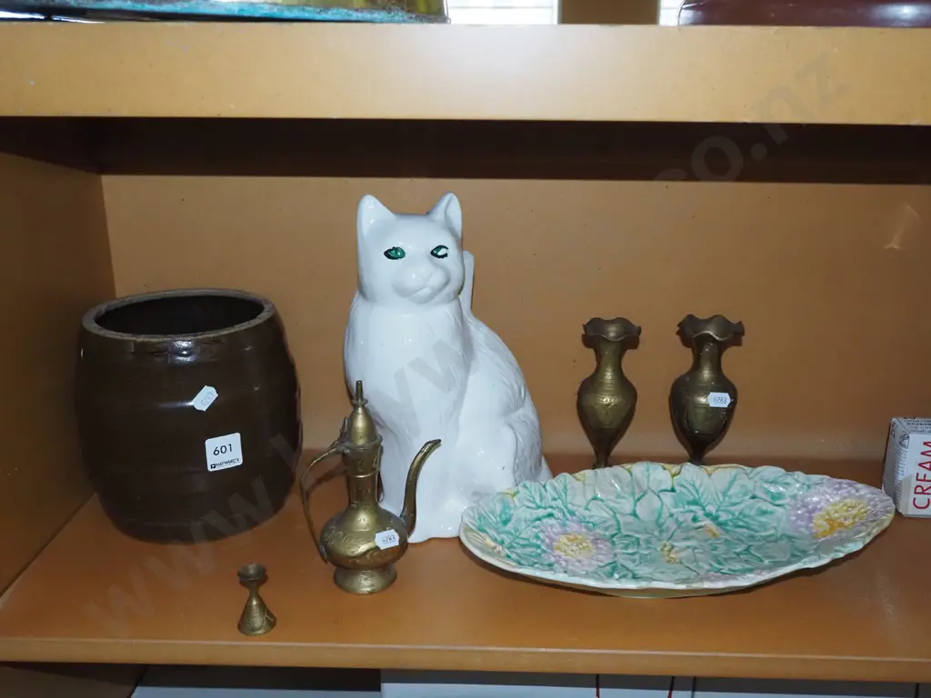 brass vases, cat ornament etc H-250 Image 1++