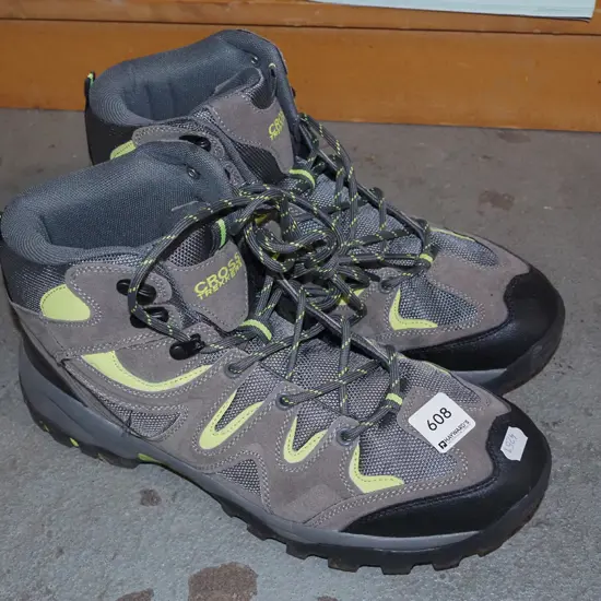 as new size 10 Cross Trekker shoes