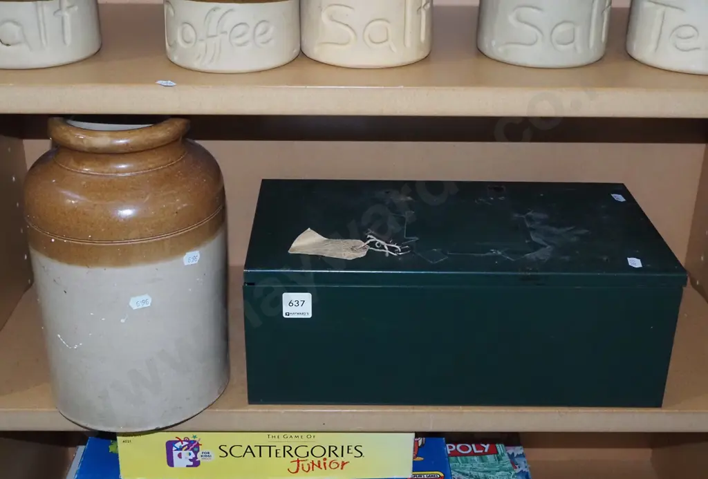 lockable metal chest, stoneware crock - key in office Image 1++