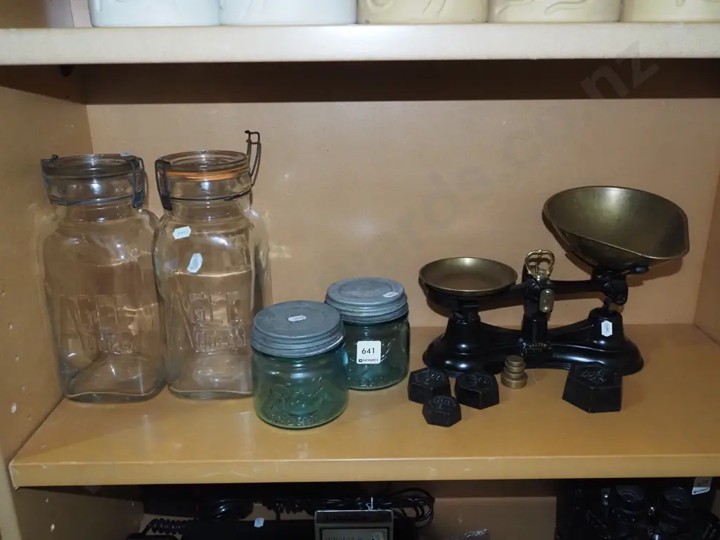 balance scales, 4 canisters Image 1++