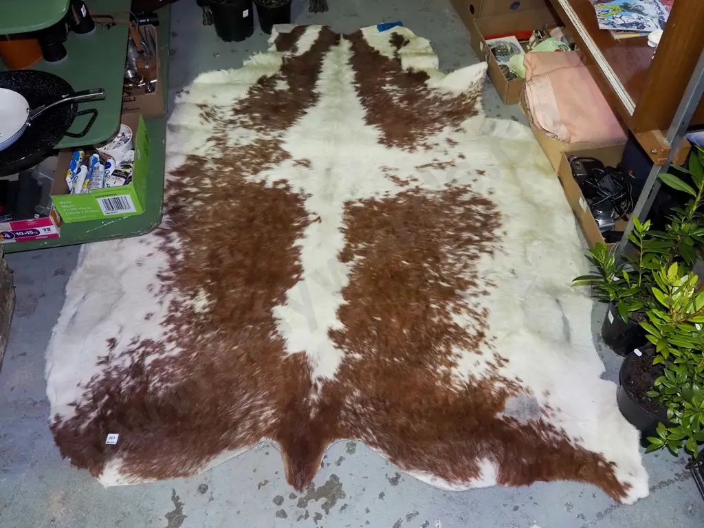 brown and white cow hide - wrinkles and wear L-1800 W-1450 Image 1++