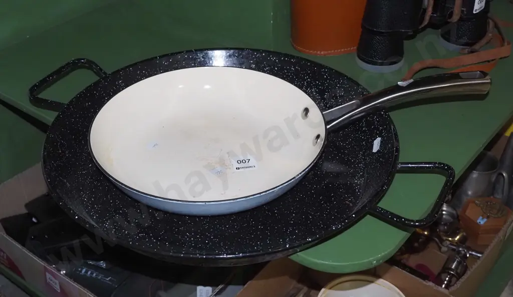 black and white speckled enamel frying pan, long handled frying pan Image 1++