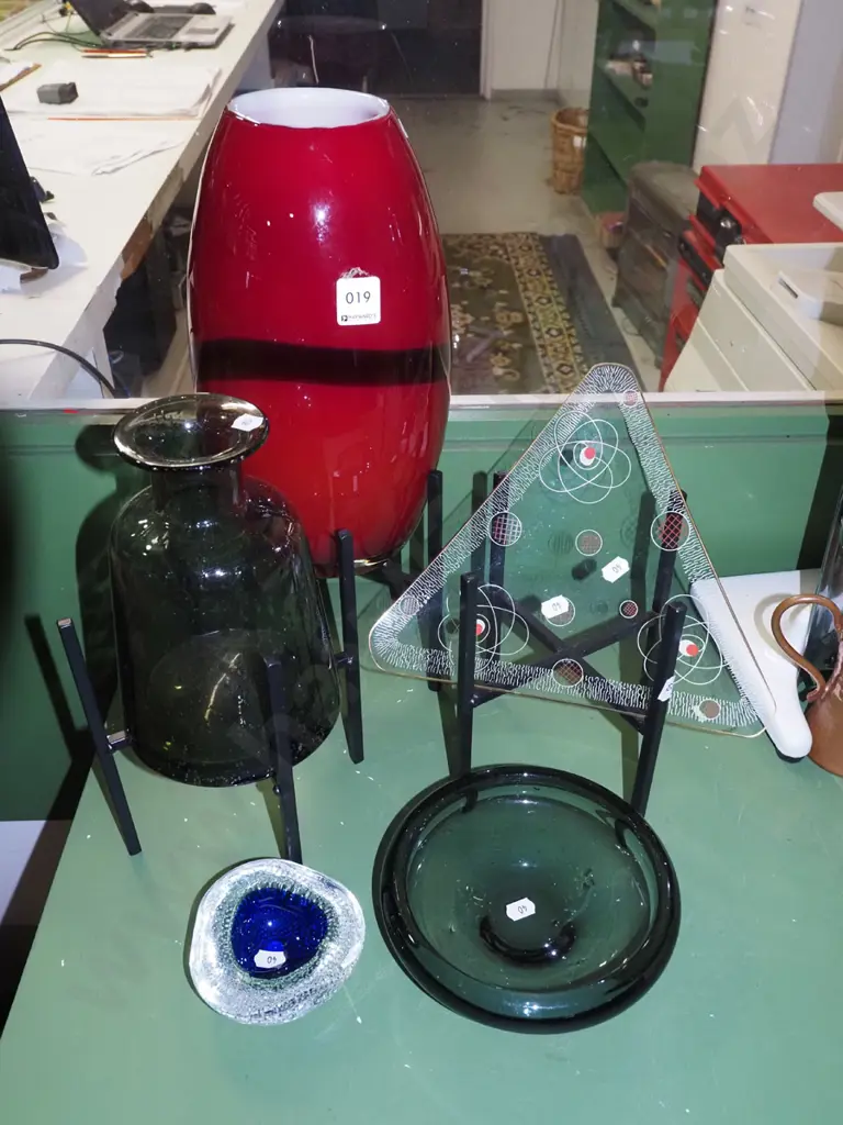 3x metal stands, glassware; bowls, ashtray, vases Image 1++