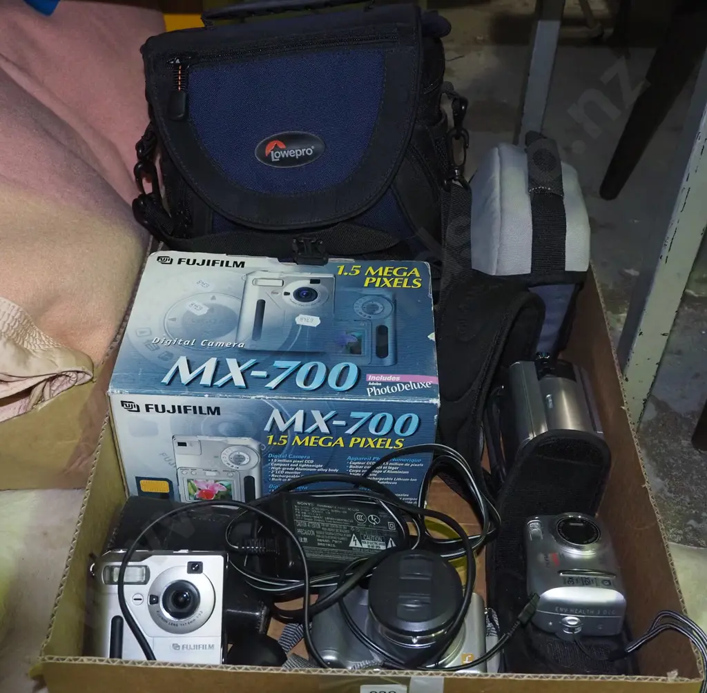 box; digital cameras, video cameras, bags etc Image 1++