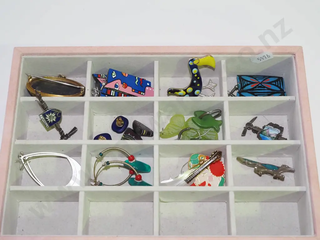 segmented jewellery tray; brooches, earrings Image 1++
