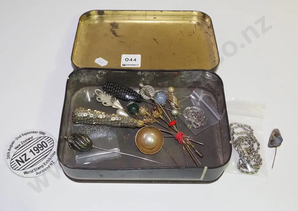vintage tin; badges, hat pins etc Image 1++