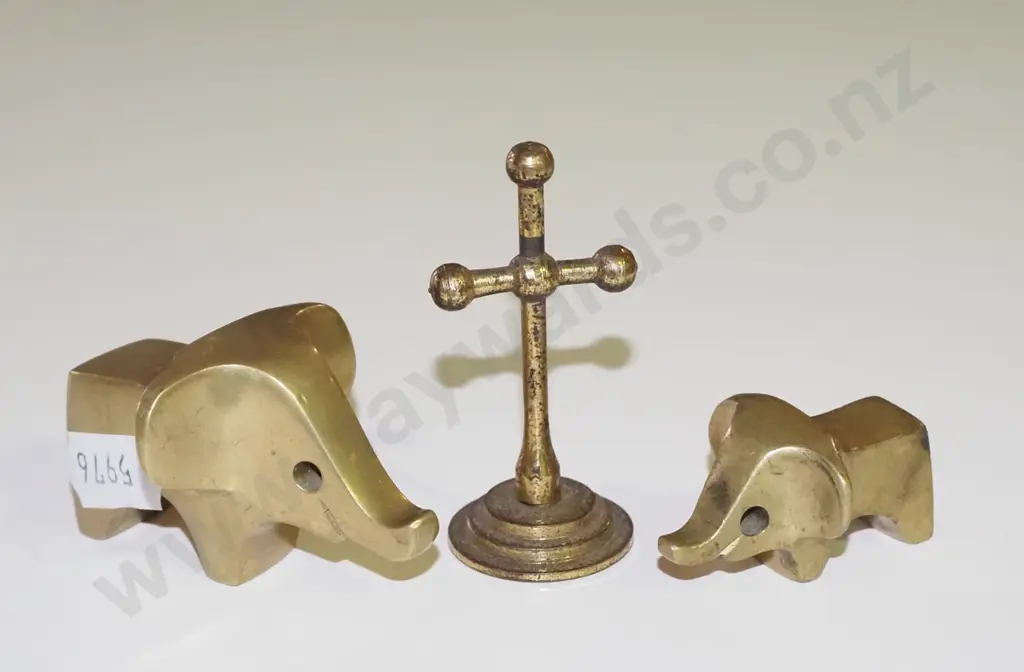3x small brass items - cross, 2 elephants Image 1++