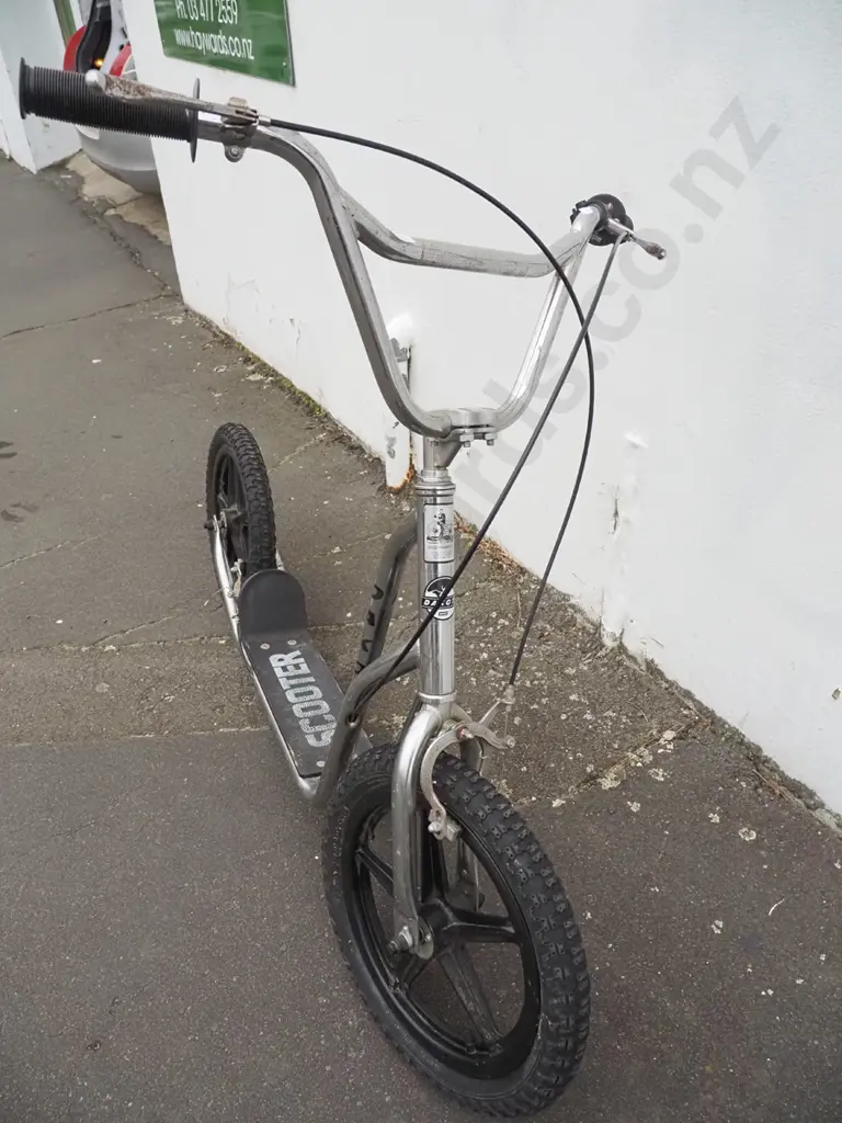 Dakota scooter with hand brakes, plastic wheels, pneumatic tyres Image 1++