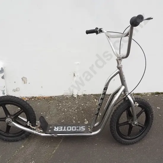 Dakota scooter with hand brakes, plastic wheels, pneumatic tyres
