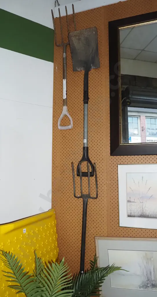 2x garden forks, short handled shovel Image 1++