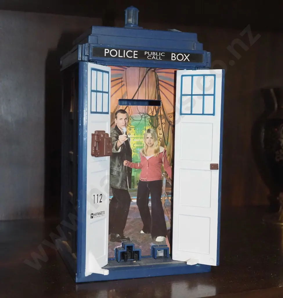 Dr Who Police Box money box H-210 Image 1++