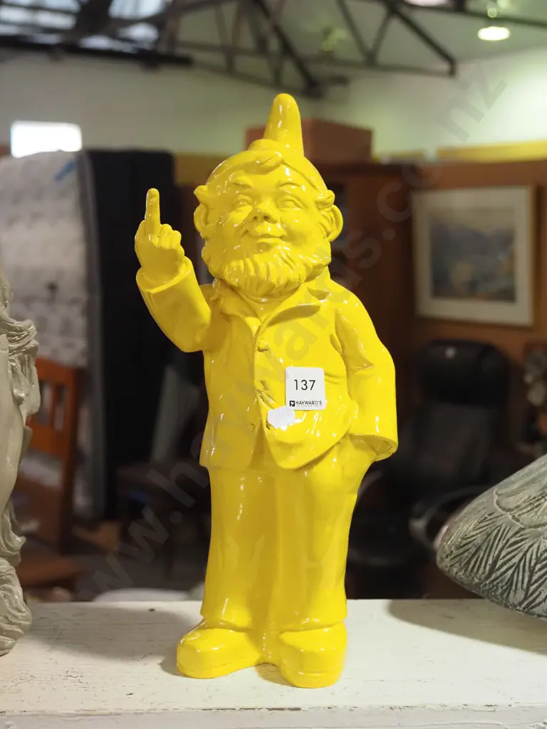 yellow aggressive gnome figurine H-350 Image 1++