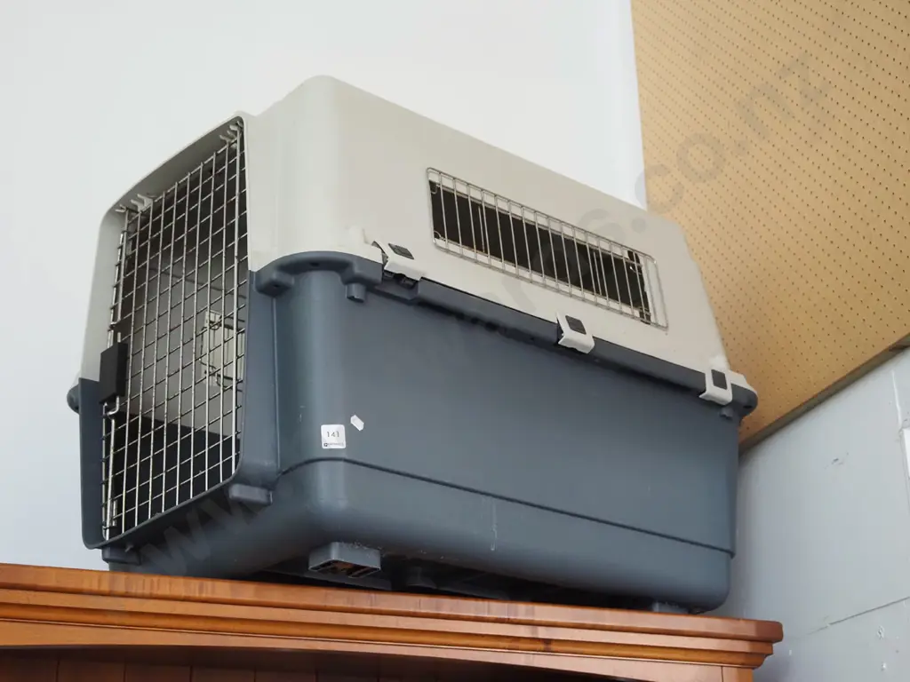 large plastic pet carrier Image 1++