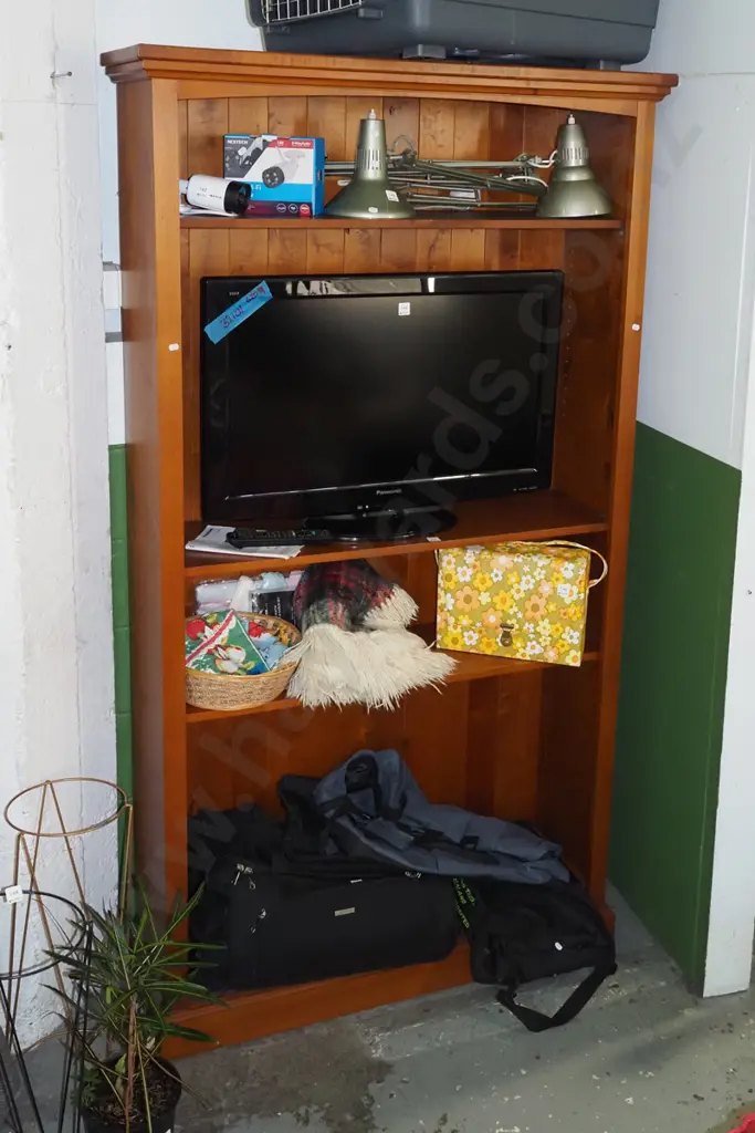 solid pine adjustable bookcase with 5 shelves but only 10 stays H-2000 W-1100 D-370 Image 1++