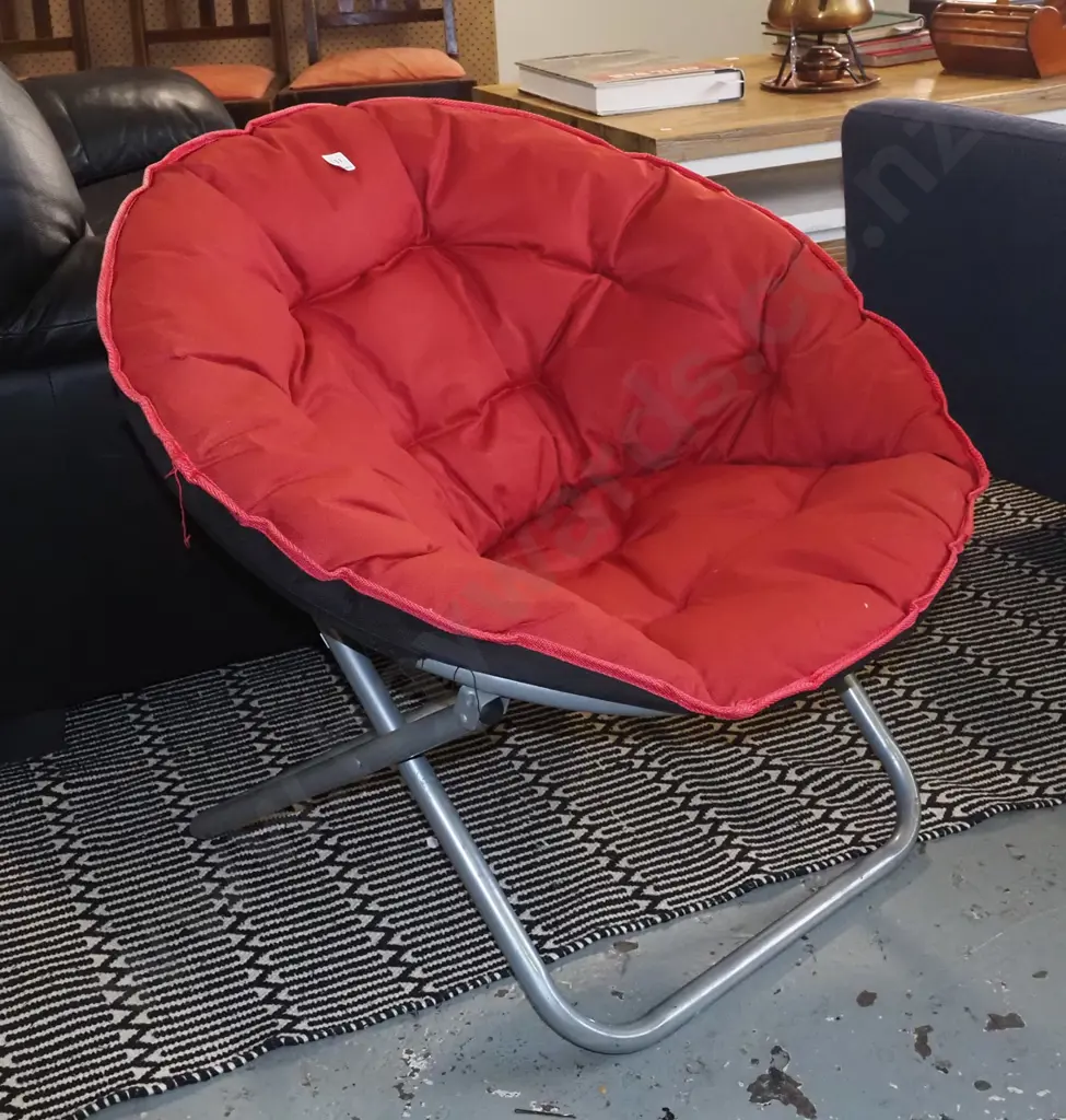 padded camping moon chair Image 1++