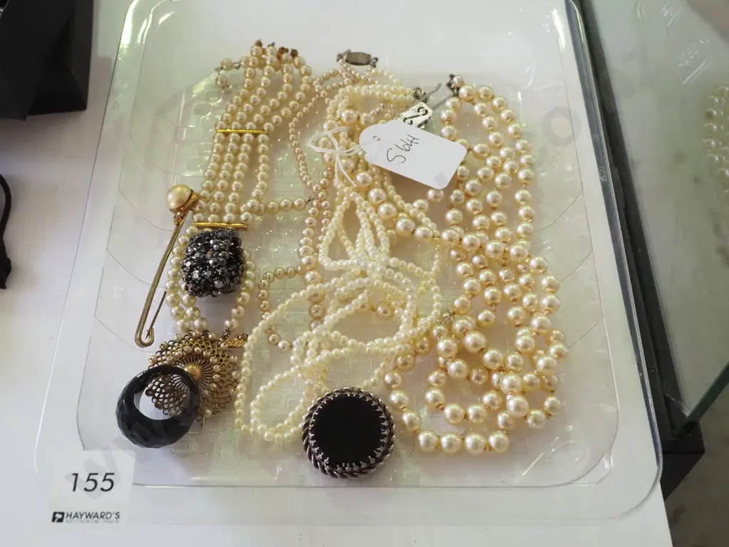 tray of costume jewellery Image 1++