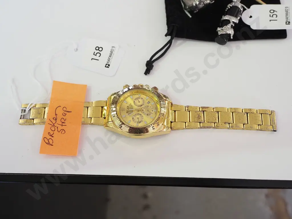 gents wristwatch with broken strap Image 1++
