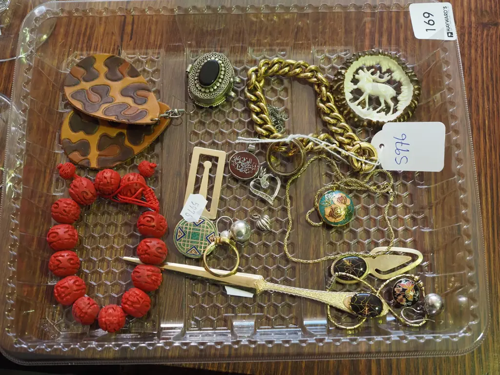 tray; costume jewellery, earrings, brooches etc Image 1++