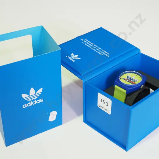 fake branded wristwatch in original box 