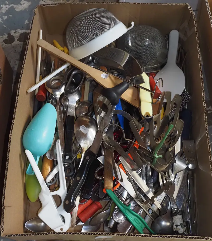box of kitchen utensils Image 1++