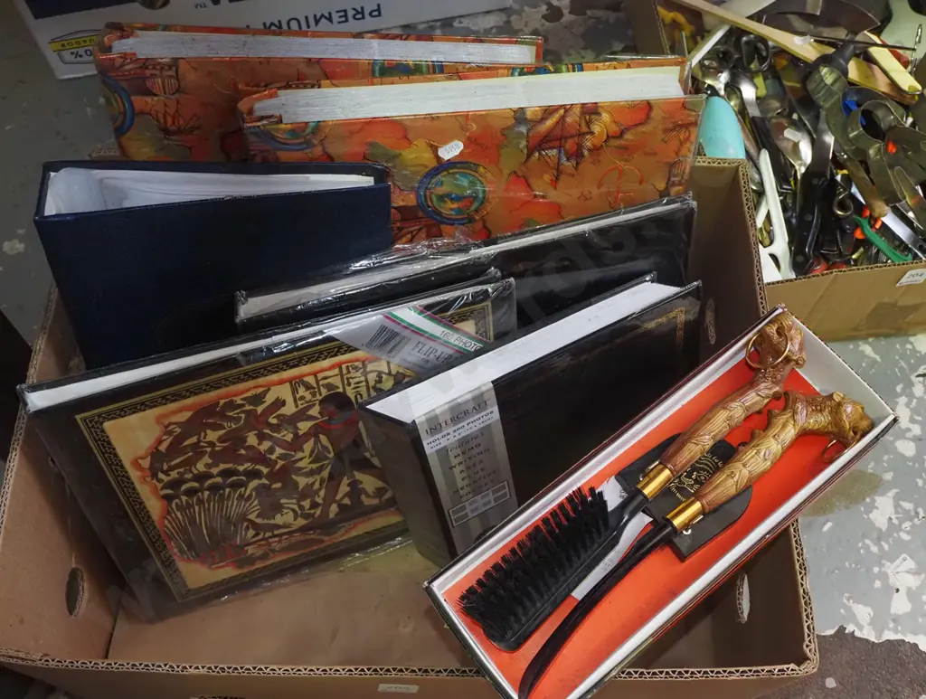 box; shoe horn, clothes brushes, photo albums Image 1++