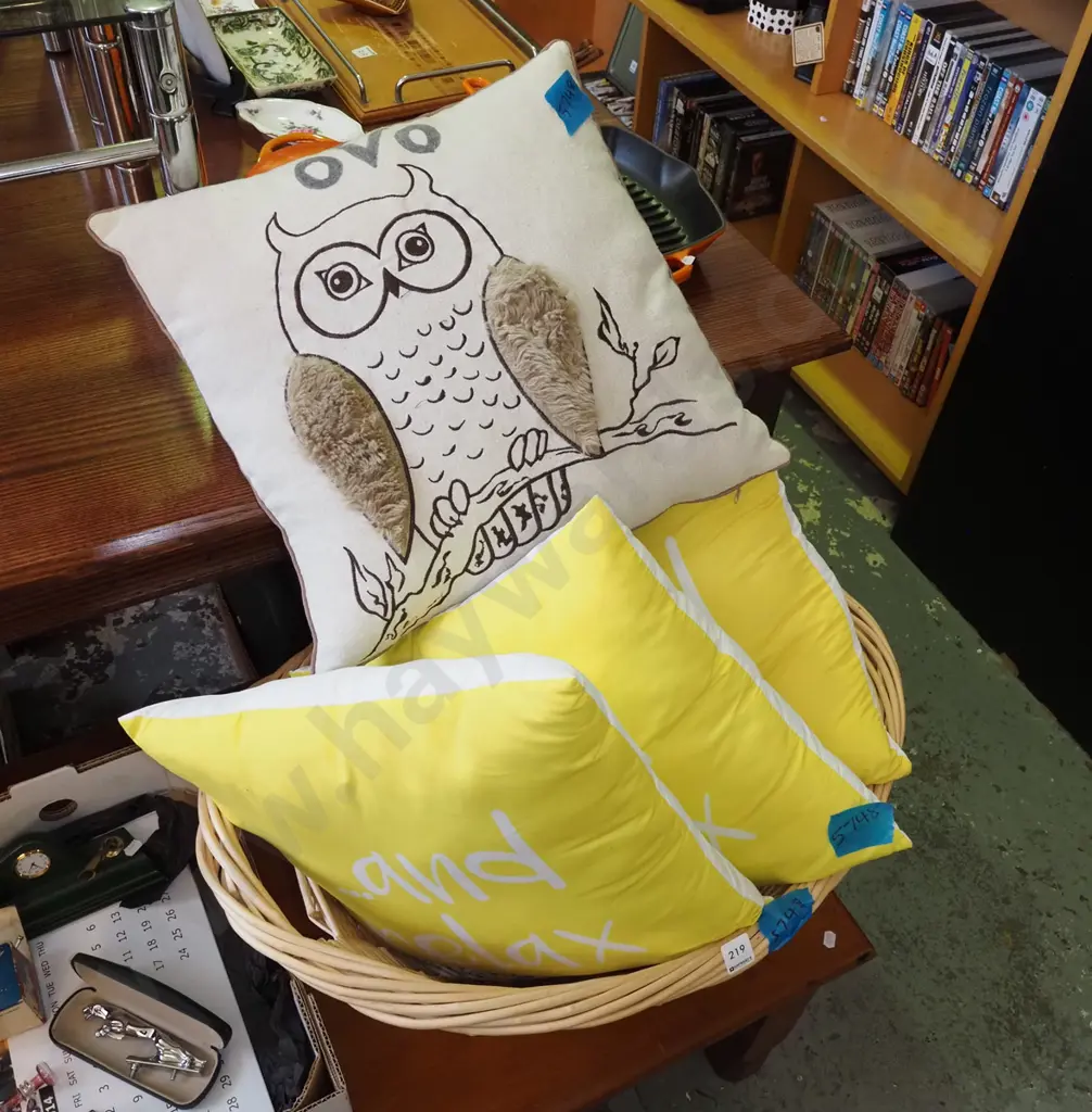 cane laundry hamper, 4x cushions Image 1++