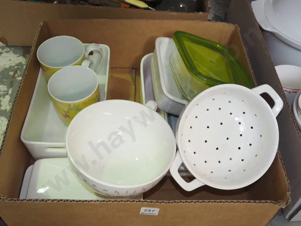 box; baking dishes, storage containers, soup bowls etc Image 1++