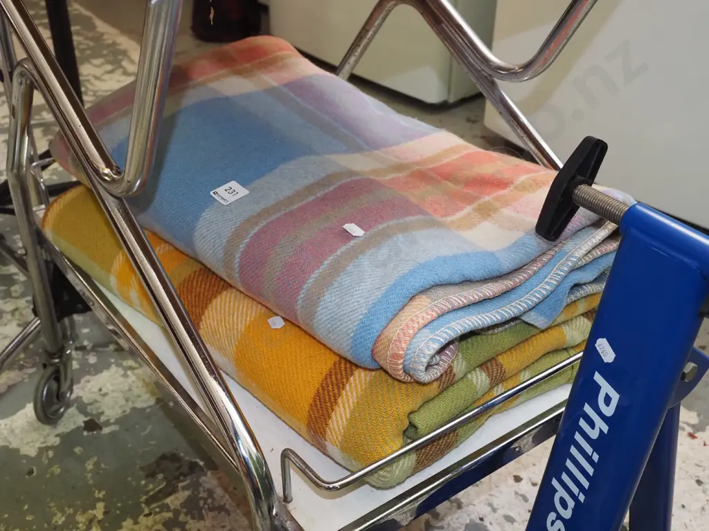 2x checked woollen blankets Image 1++