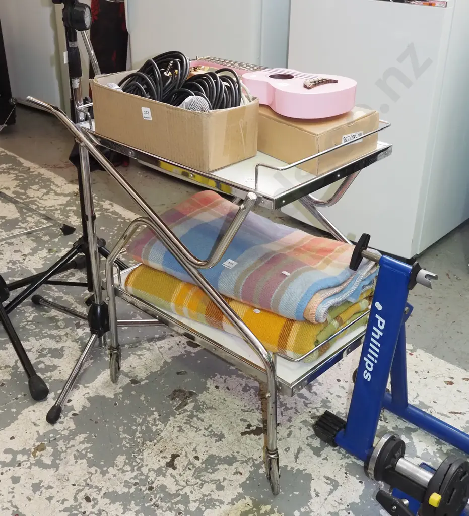 formica and chrome retro tea trolley - slight tarnishing to chrome Image 1++