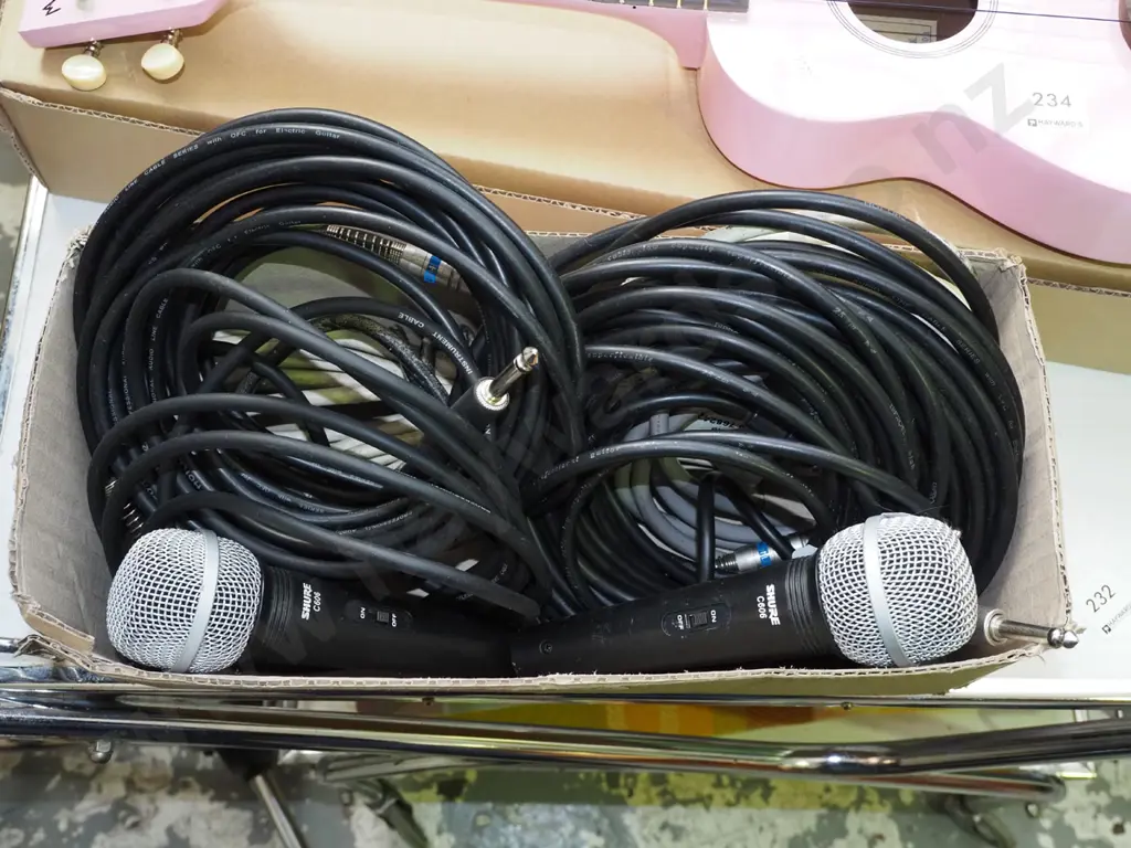 box; microphone leads, power cords, 2x Shure microphones Image 1++
