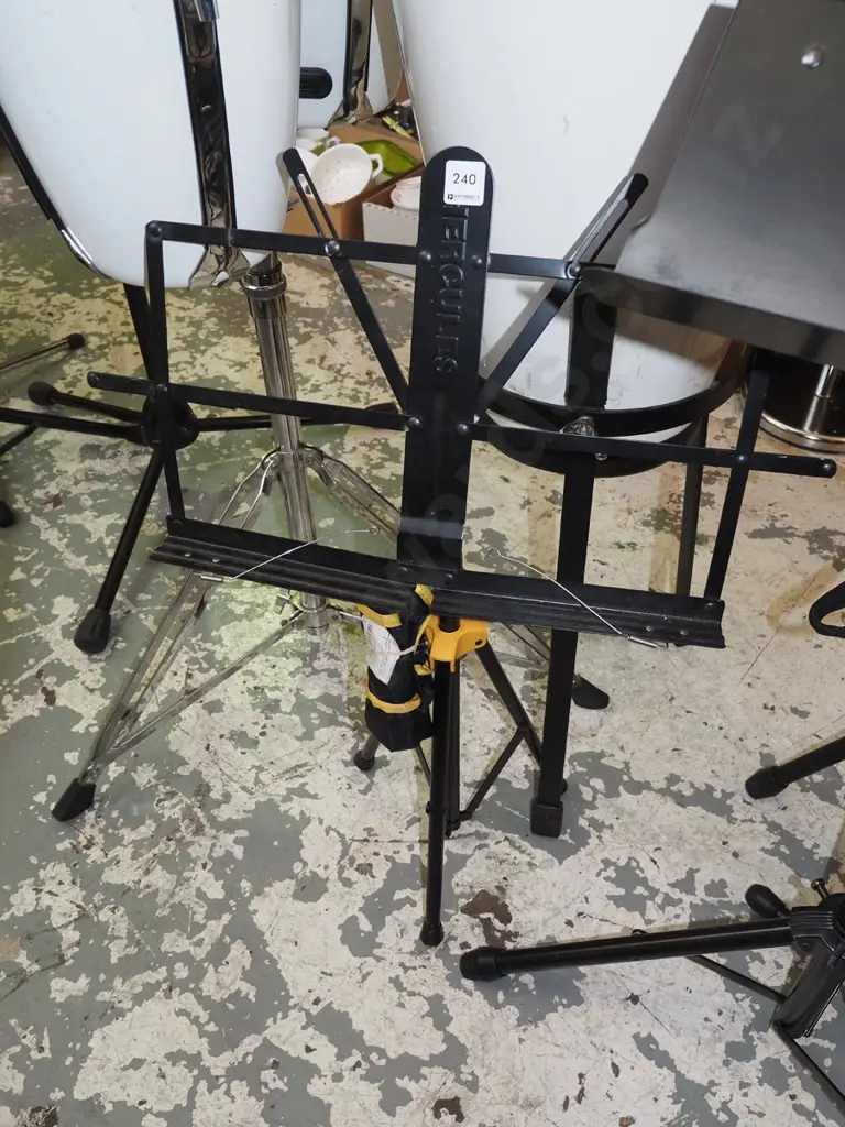 Hercules music stand and carry case Image 1++
