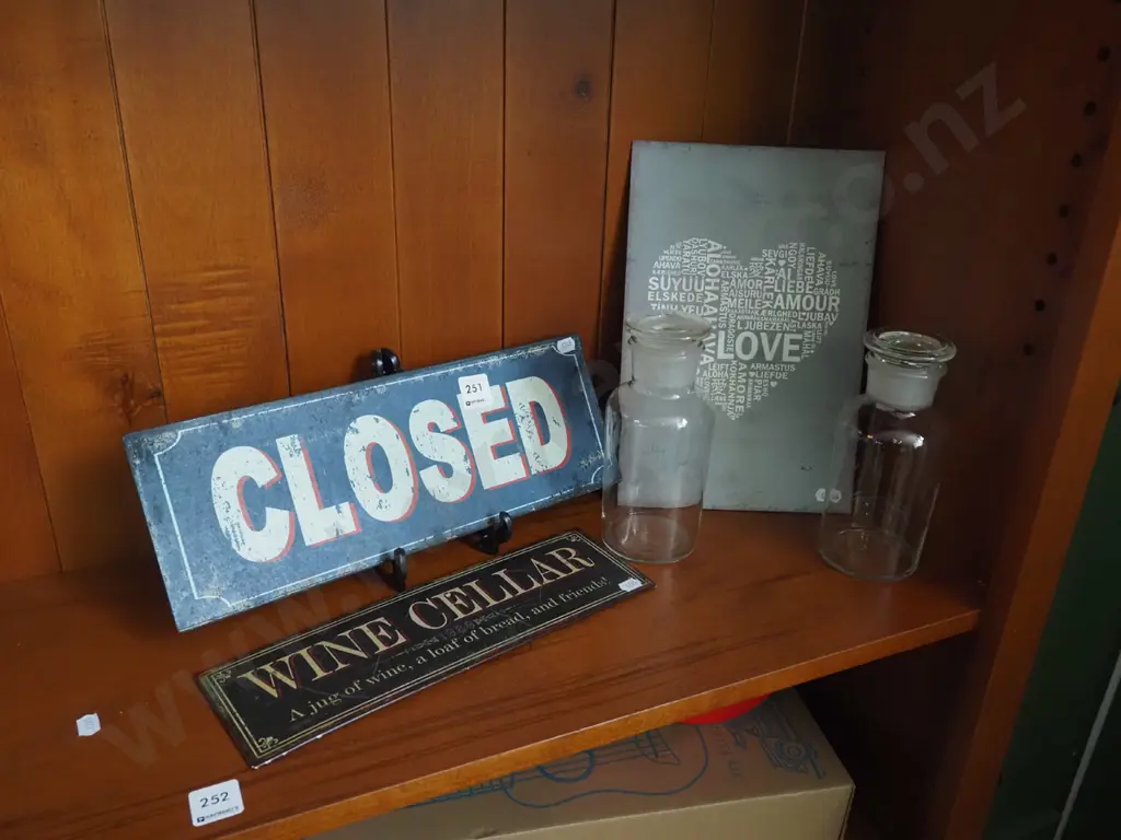 2x lidded apothecary, 3x prints on tin Image 1++
