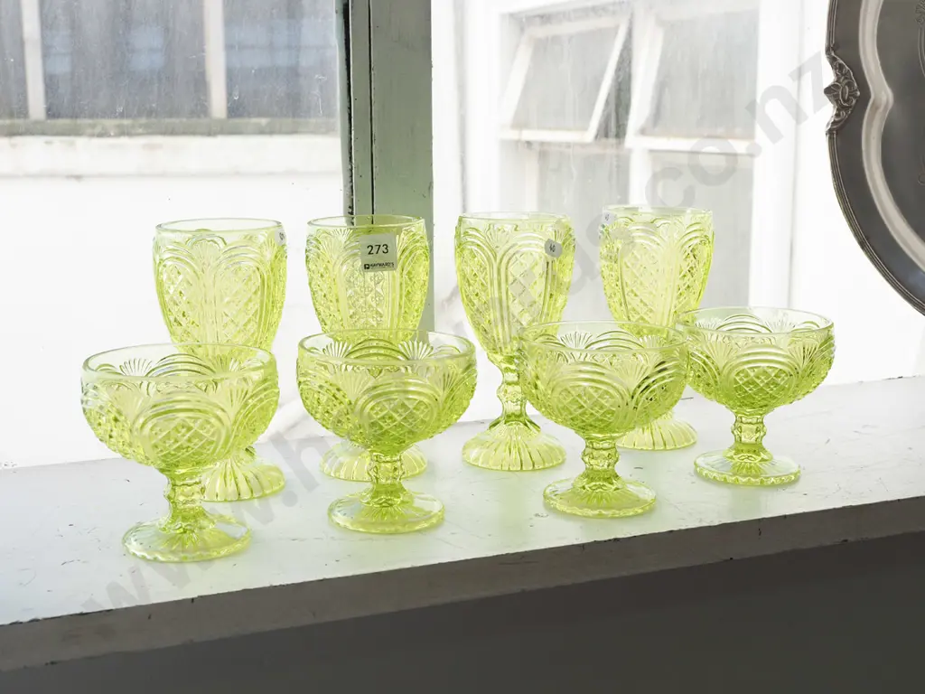 4x green glass comports, 4x wine glasses Image 1++