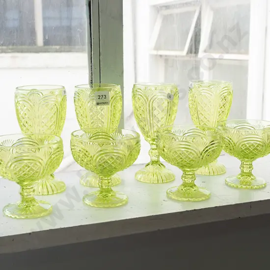 4x green glass comports, 4x wine glasses