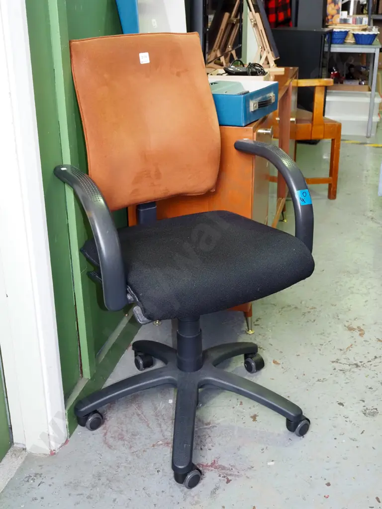 brown and black upholstered office chair Image 1++