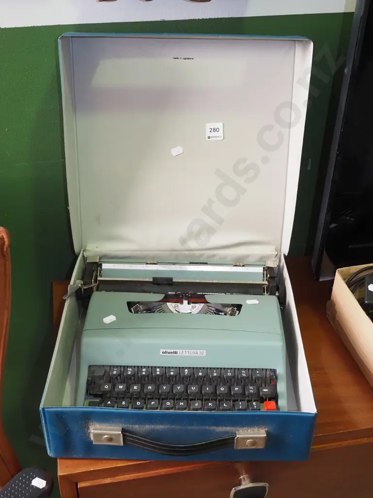 Olivetti Lettera 32 typewriter Image 1++