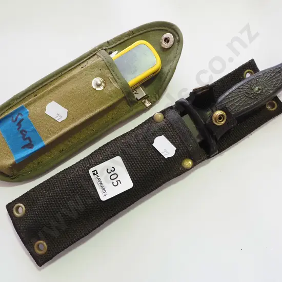 2x knives in sheaths