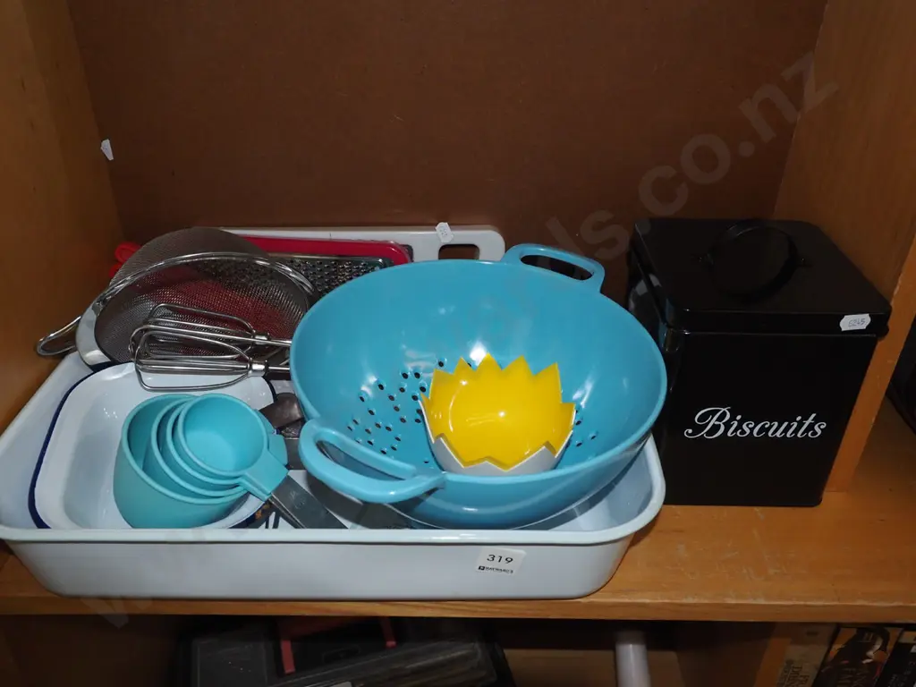 enamel baking dish, biscuit in, colander etc Image 1++