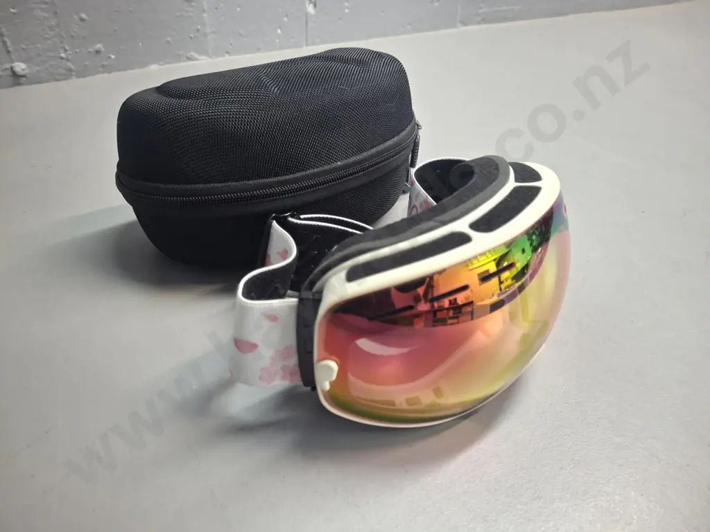as-new COPOZZ women's ski/snowboarding goggles and case Image 1++