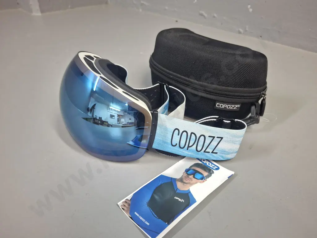 as-new COPOZZ men's ski/snowboarding goggles and case Image 1++