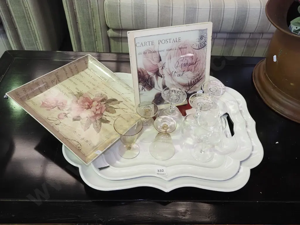 3x trays, floral print, small glasses Image 1++