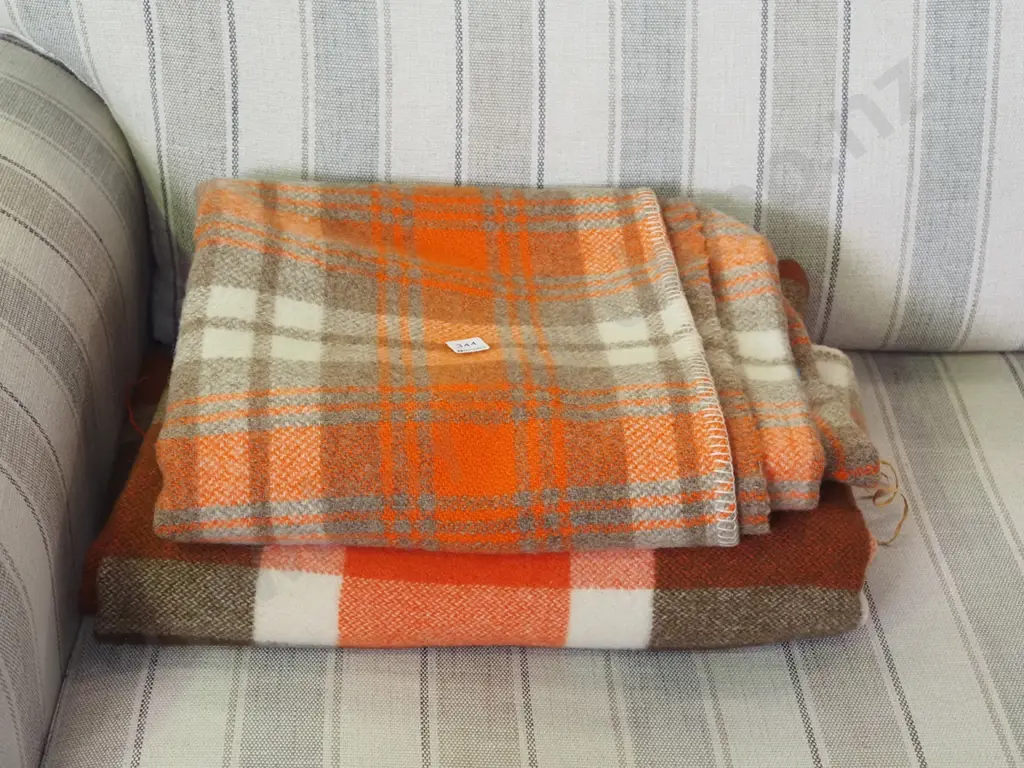 2x checked woollen blankets Image 1++