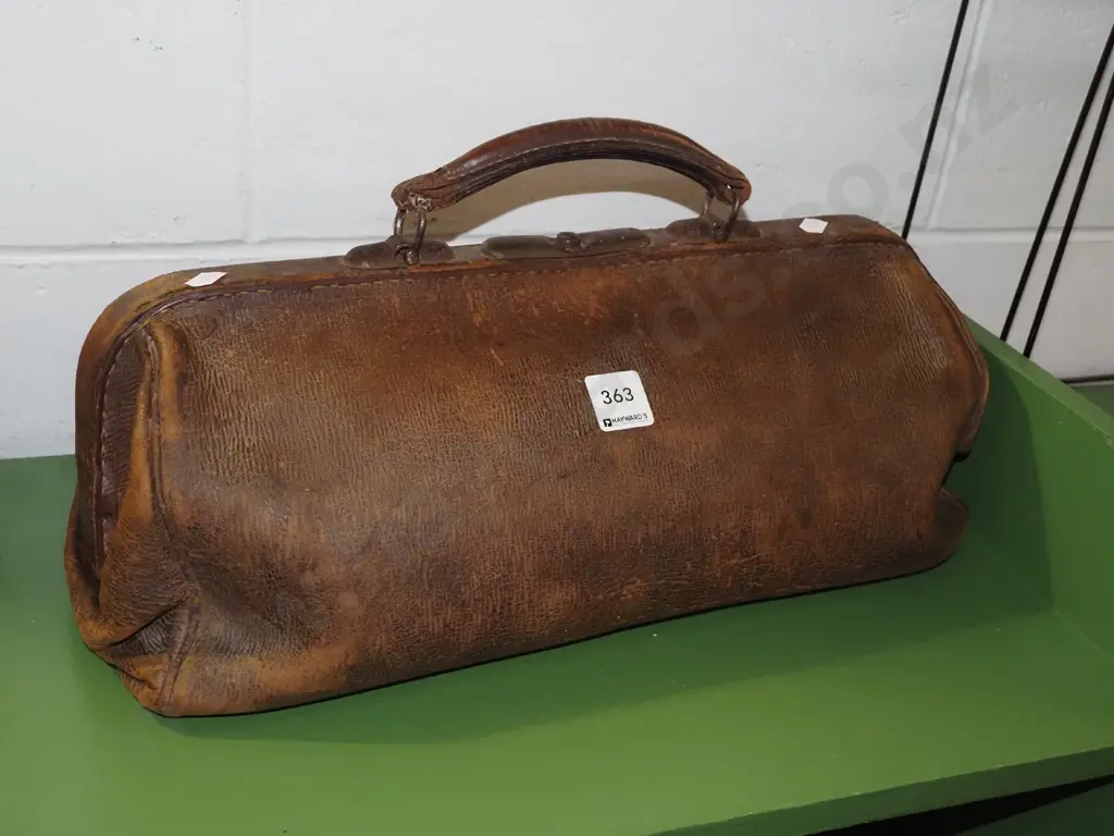 leather doctor's bag Image 1++
